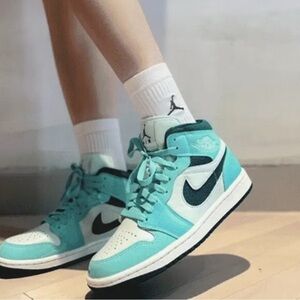 Nike Air Jordan 1 Mid Sneakers Bleached Turquoise Lace Up Style Size 5 Women’s
